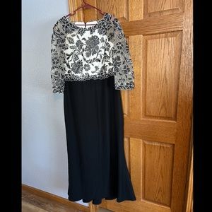 NEW Tadashi Shoji Black White Lace Top Maxi Formal Dress Size 18